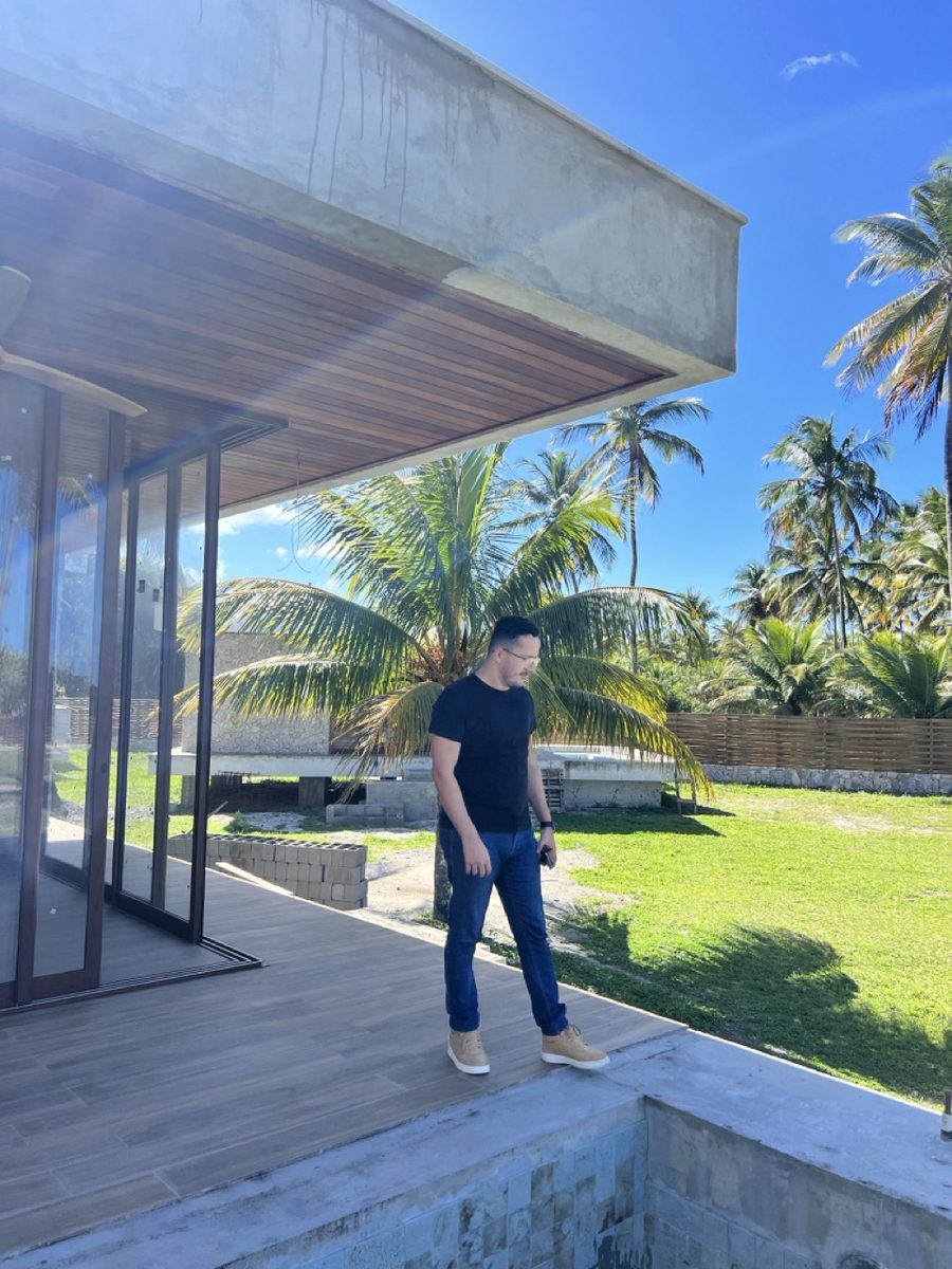 Remote construction management Bahia – on-site inspection during electrical rough-in phase with floor plans